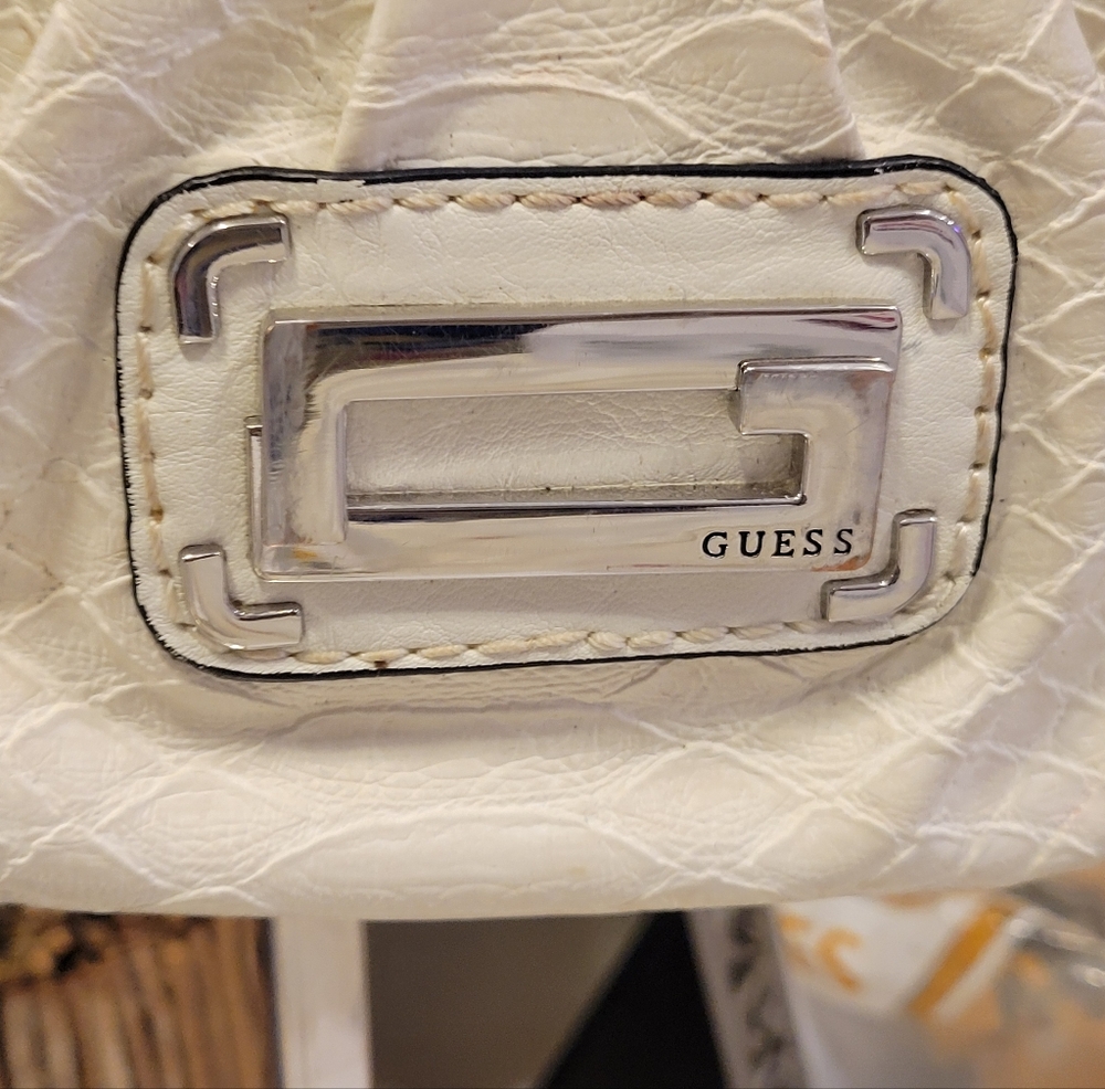 GUESS White Textured Wristlet Leather Zip Top Small Bag Clutch Retro - Picture 5 of 5